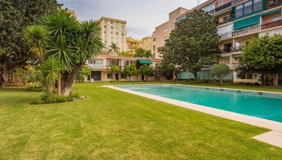 Apartemen Stylish 3 Bedroom Penthouse In Centre With Large Pool Close To The