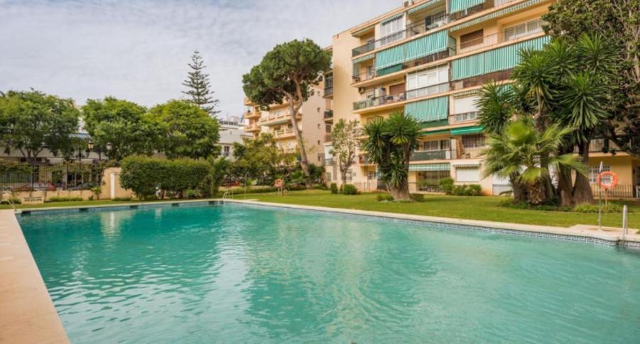 Apartemen Stylish 3 Bedroom Penthouse In Centre With Large Pool Close To The