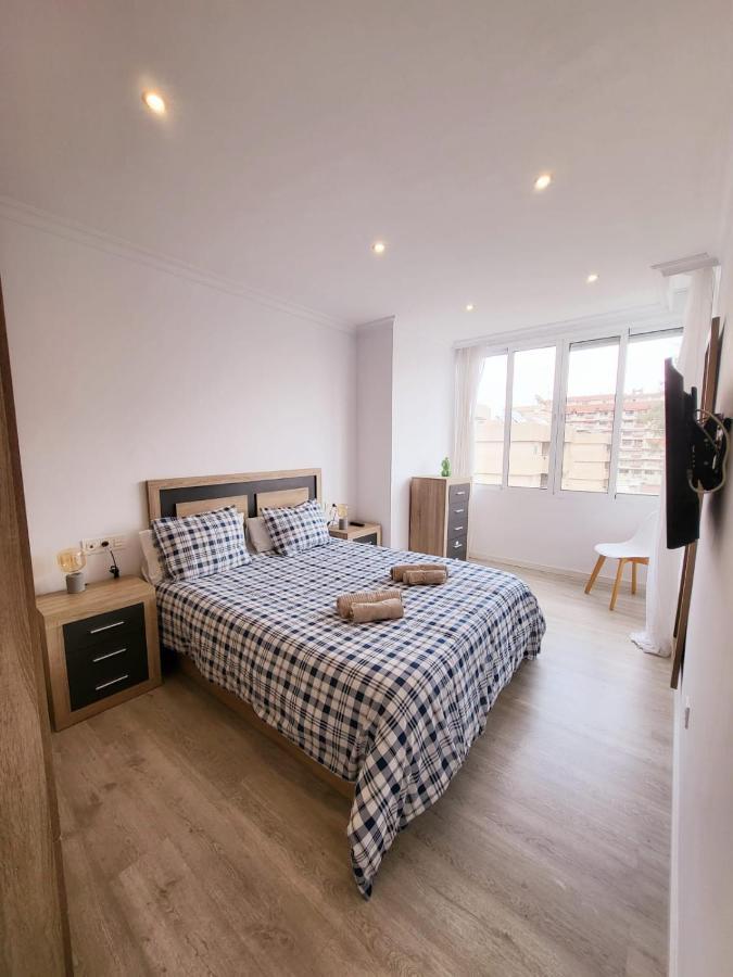 Apartemen Stylish 3 Bedroom Penthouse In Centre With Large Pool Close To The